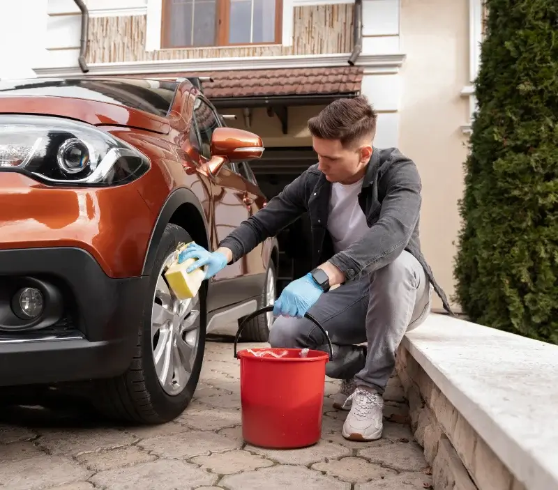 Lavage auto à domicile Saint-Symphorien-sur-Coise : professionnel intervenant sur un véhicule